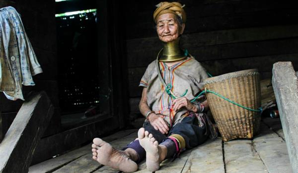  Daw Moe Phout, 90 anni. Ultima donna di etnia Paduang (donne giraffa). Foto: Matthias Canapini